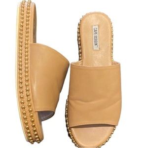 Cape Robbin size 10 tan platform Sandal Gold Studded Detail
